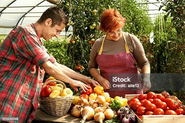 Foto de Mercado De Legumes e mais fotos de stock de Agricultor - Agricultor, Colher - Atividade agrícola, Mesa - Mobília