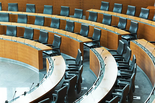 ovale sala conferenze con file di posti a sedere - bureaucracy foto e immagini stock