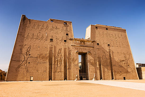 eingang zum edfu horus tempel, ägypten - luxor egypt temple ancient egyptian culture stock-fotos und bilder