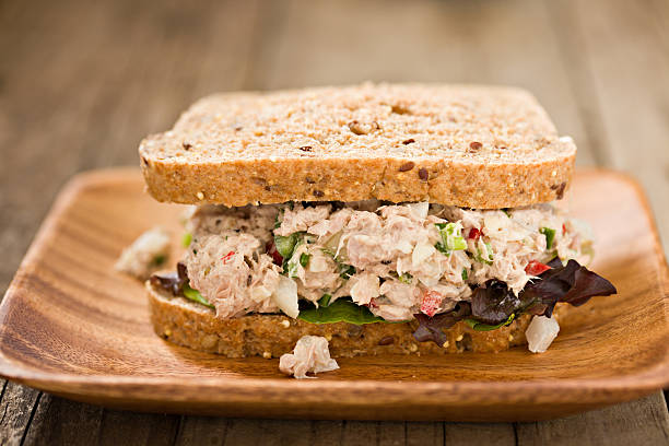 тунец сэндвич - sandwich tuna tuna salad sandwich salad стоковые фото и изображения