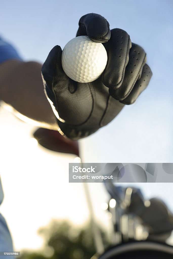 Golfista organizar una pelota de golf - Foto de stock de Actividad libre de derechos