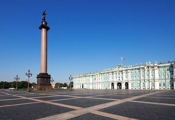 coluna de alexandre e praça do palácio - winter palace imagens e fotografias de stock