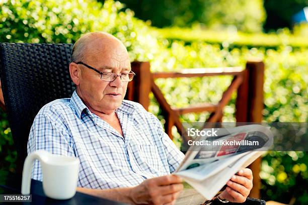 Hombre Mayor Está Leyendo Un Periódico En El Exterior Foto de stock y más banco de imágenes de 60-69 años