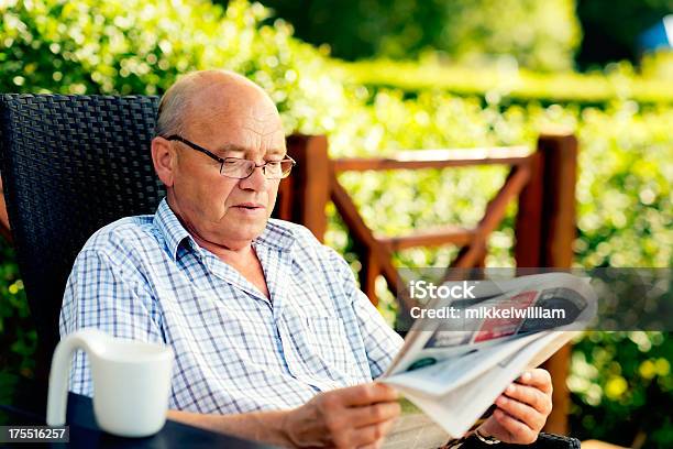 Starszy Człowiek Jest Czytanie Gazety Na Zewnątrz - zdjęcia stockowe i więcej obrazów 60-69 lat - 60-69 lat, Aktywni seniorzy, Artykuł