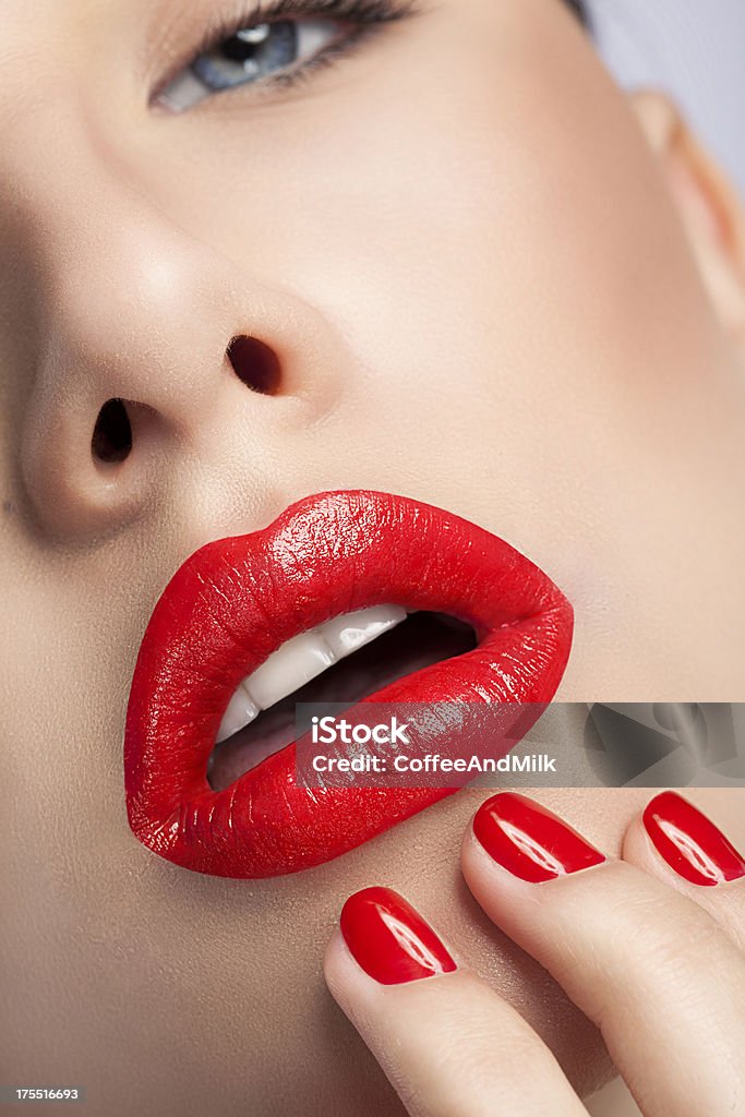 Bella mujer con labios rojo - Foto de stock de Labios - Boca humana libre de derechos