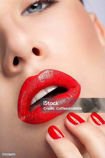 Bella Mujer Con Labios Rojo Foto de stock y más banco de imágenes de Labios - Boca humana - Labios - Boca humana, Primer plano, Rojo