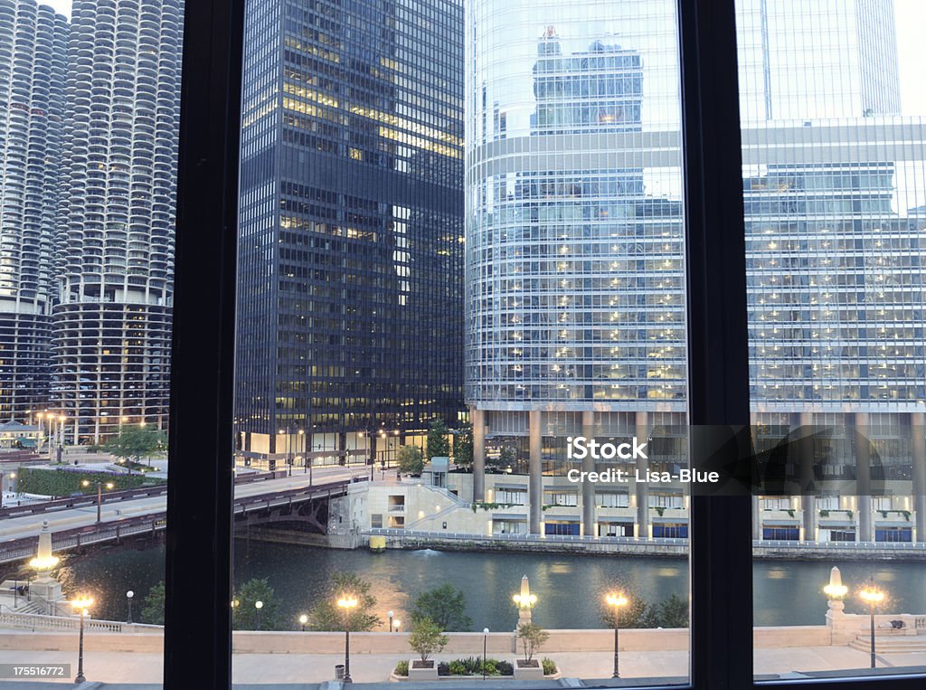 Arranha-céus de uma janela, Chicago Centro da cidade. - Foto de stock de Chicago - Illinois royalty-free