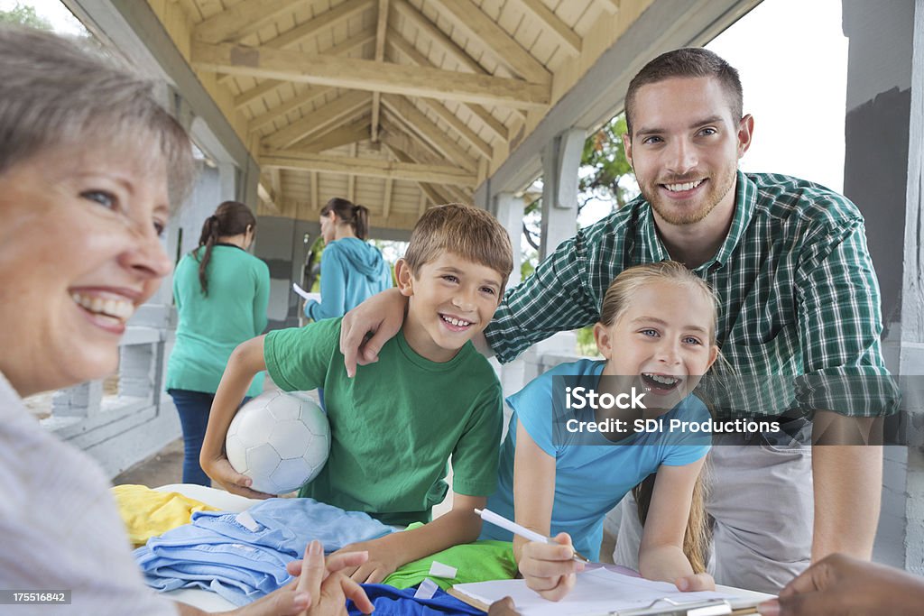 Pai assinar as crianças a jogar futebol e Desporto de Equipa - Royalty-free Adulto Foto de stock