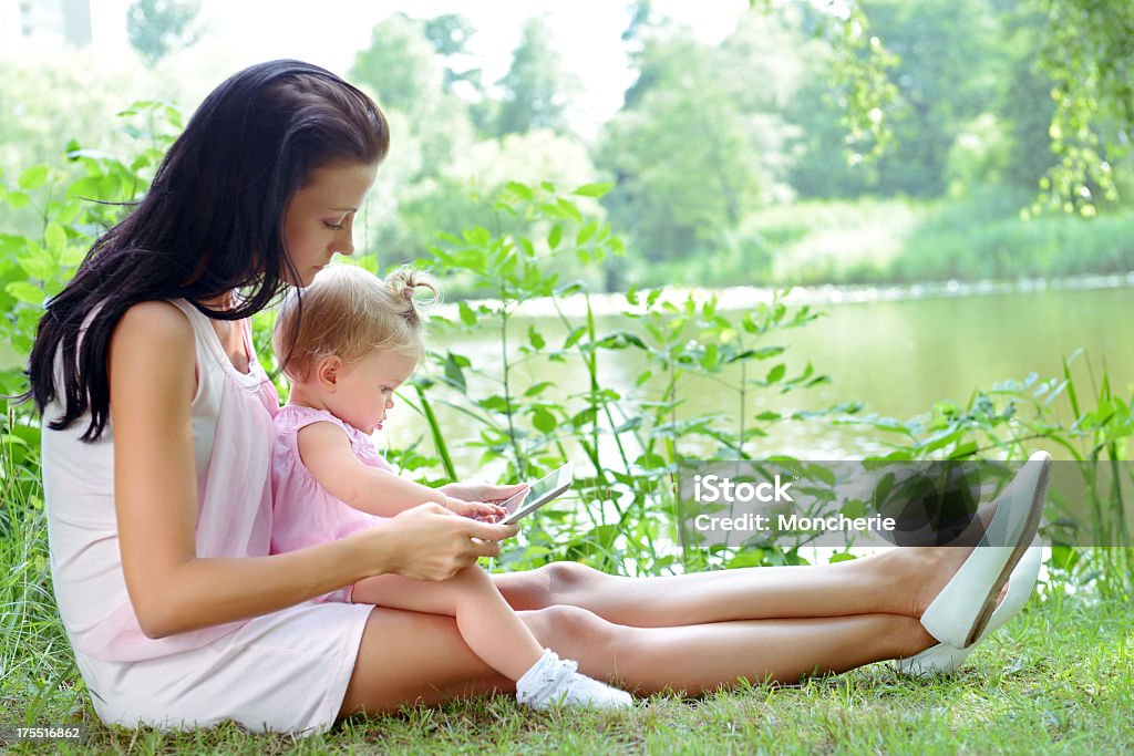 Красивая молодая мать с ее ребенка Девушка с использованием цифровой планшет - Стоковые фото 20-29 лет роялти-фри