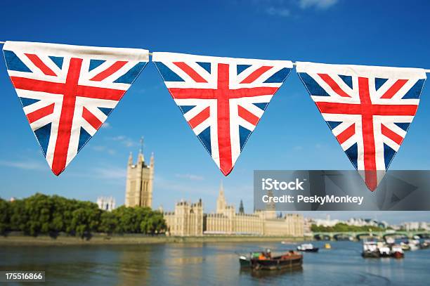 Photo libre de droit de Union Jack Bunting Est Suspendu Audessus De La Ville De Westminster Londres banque d'images et plus d'images libres de droit de Capitales internationales