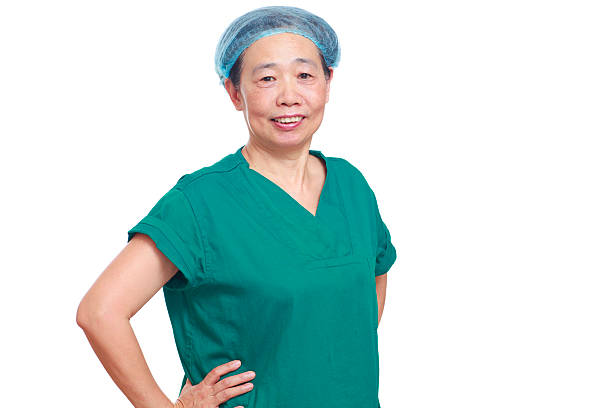 retrato de madura mulher médico em fundo branco - doctor wom imagens e fotografias de stock