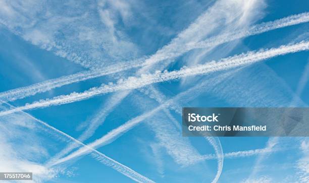 Foto de Chemtrails Versus Contrails e mais fotos de stock de Azul - Azul, Conceito, Céu - Fenômeno natural