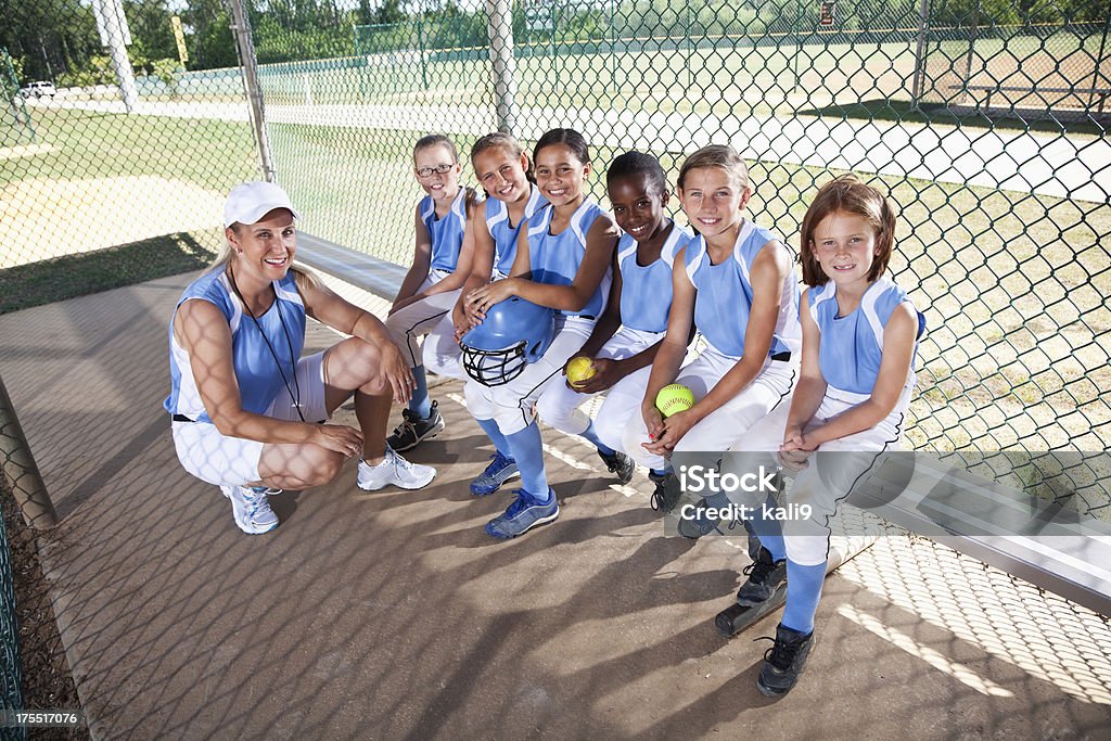 Meninas softball da equipa com o treinador no Banco dos Jogadores - Royalty-free Jogador de Softbol Foto de stock