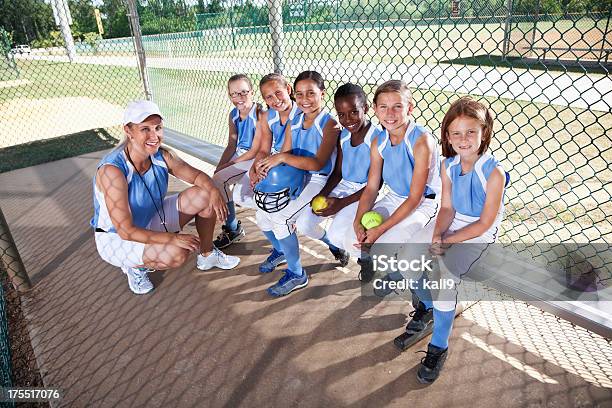 Meninas Softball Da Equipa Com O Treinador No Banco Dos Jogadores - Fotografias de stock e mais imagens de Jogador de Softbol