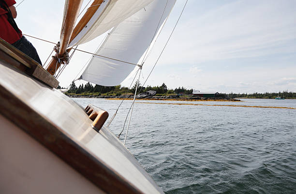 barca a vela heeling in forte vento - virata di bordo foto e immagini stock