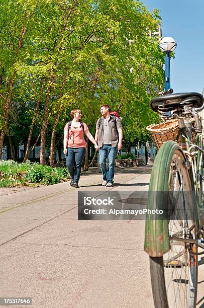 Younge Backpackers Casal Andar Centroi - Fotografias de stock e mais imagens de Adulto - Adulto, Alfalto, Andar