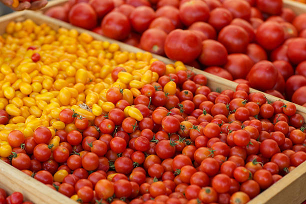 tomates organiques fraîches sur un marché des fermiers - heirloom tomato food tomato crate photos et images de collection