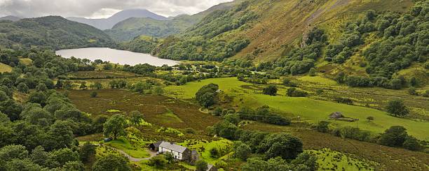 nant gwynant panorama - nant gwynant imagens e fotografias de stock