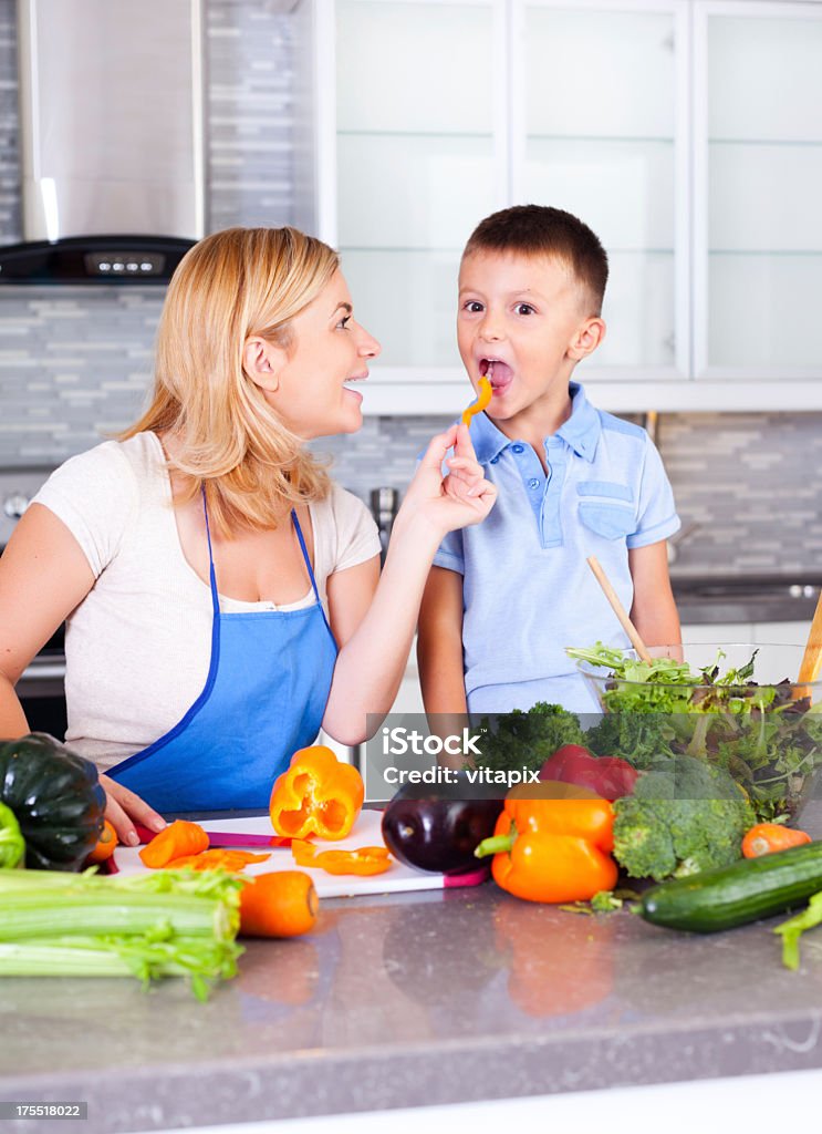 Madre e hijo en la cocina - Foto de stock de 4-5 años libre de derechos