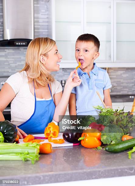 Madre E Hijo En La Cocina Foto de stock y más banco de imágenes de 4-5 años - 4-5 años, Alegre, Alimentar