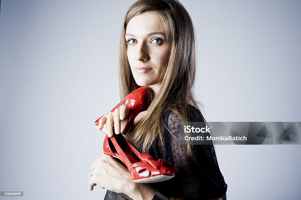 Joven mujer con zapatos - Foto de stock de 20-24 años libre de derechos