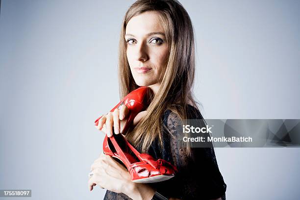 Photo libre de droit de Jeune Femme Avec Des Chaussures banque d'images et plus d'images libres de droit de 20-24 ans - 20-24 ans, Adulte, Beauté