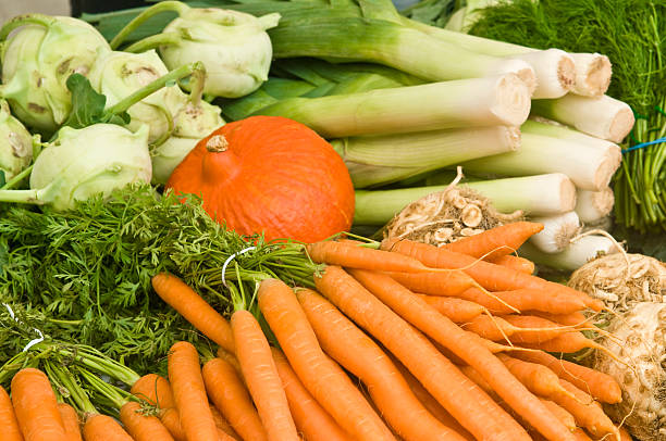 varias verduras en un puesto de mercado - kurbis fotografías e imágenes de stock