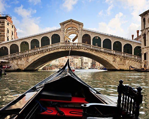 góndola cerca de puente de rialto, venecia, italia - venice italy rialto bridge italy gondola fotografías e imágenes de stock