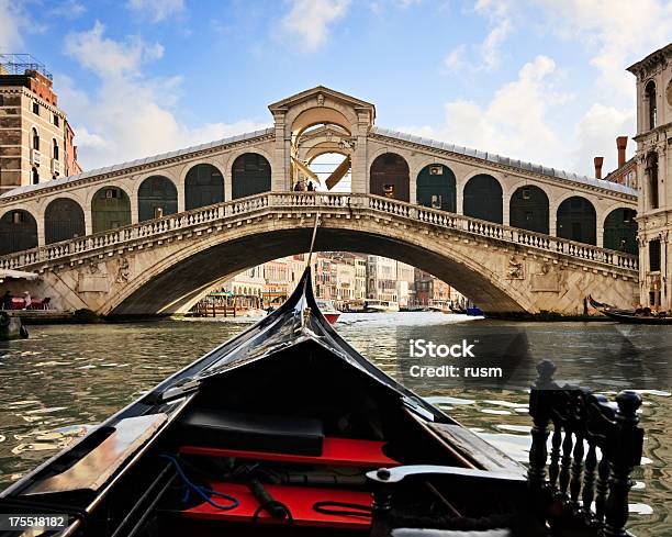 Gôndola Perto Da Ponte De Rialto Veneza Itália - Fotografias de stock e mais imagens de Veneza - Itália - Veneza - Itália, Gôndola, Ponte do Rialto