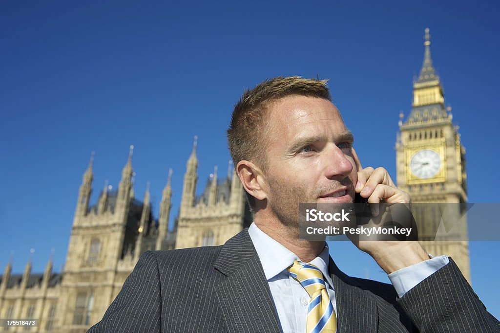 Homem de Negócios fala no telefone móvel no Palácio de Westminster Londres - Royalty-free A usar um telefone Foto de stock