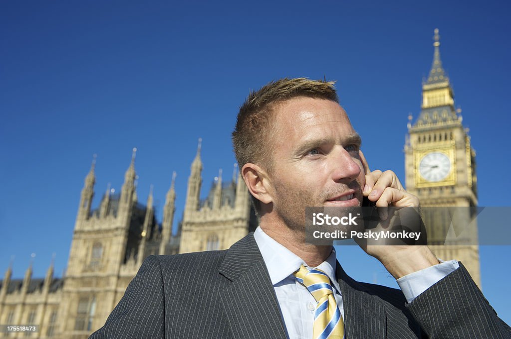 Бизнесмен переговоры по мобильному телефону на Вестминстерский дворец, Лондон - Стоковые фото Англия роялти-фри