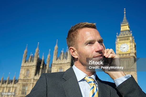 Бизнесмен Переговоры По Мобильному Телефону На Вестминстерский Дворец Лондон — стоковые фотографии и другие картинки Англия
