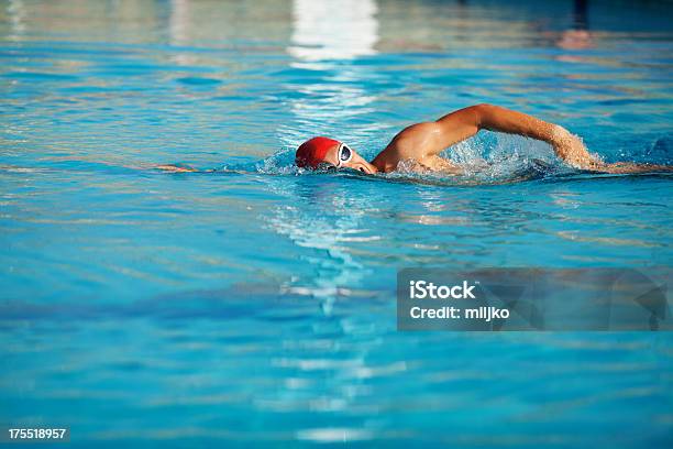 Davanti Crowl Stile Di Nuoto - Fotografie stock e altre immagini di Nuoto - Nuoto, Persona di sesso maschile, Nuoto a stile libero