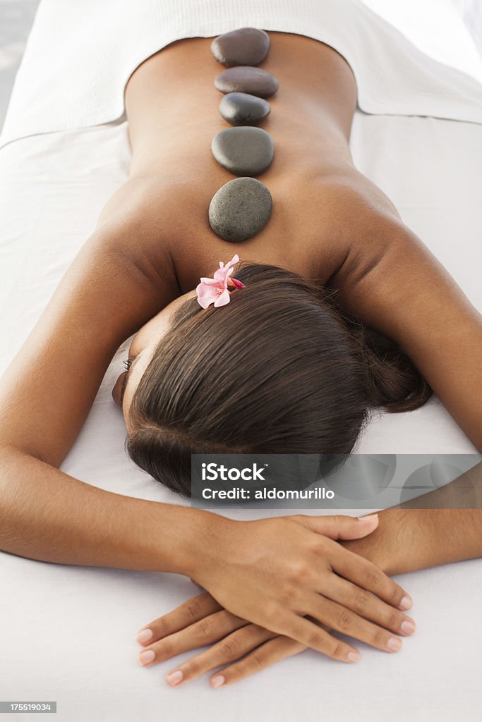 Mulher a receber uma Massagem de Pedras - Royalty-free Adulto Foto de stock