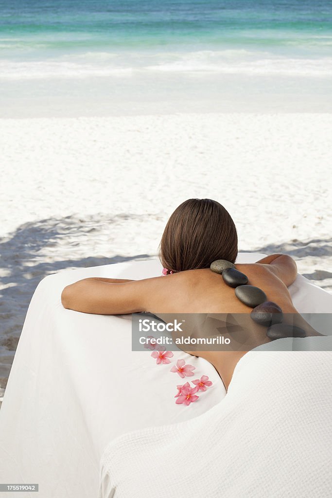 Frau am Strand entspannen - Lizenzfrei Alternative Behandlungsmethode Stock-Foto