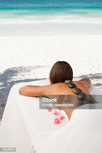 Frau Am Strand Entspannen Stockfoto und mehr Bilder von Alternative Behandlungsmethode - Alternative Behandlungsmethode, Alternativer Lebensstil, Auf dem Bauch liegen