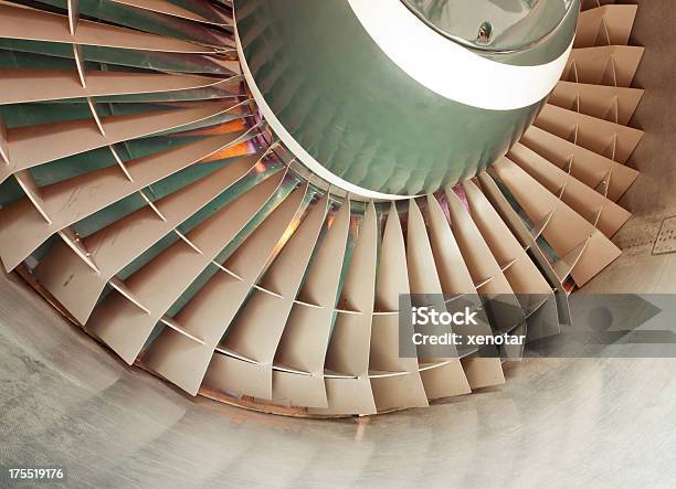 Vista De Danificado Pás Dentro De Um Motor A Jato - Fotografias de stock e mais imagens de Avião - Avião, Cinzento, Círculo