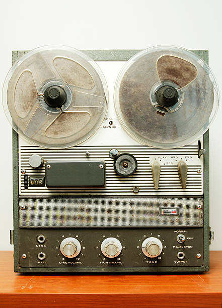 vecchia macchina di registrazione - reel to reel tape foto e immagini stock