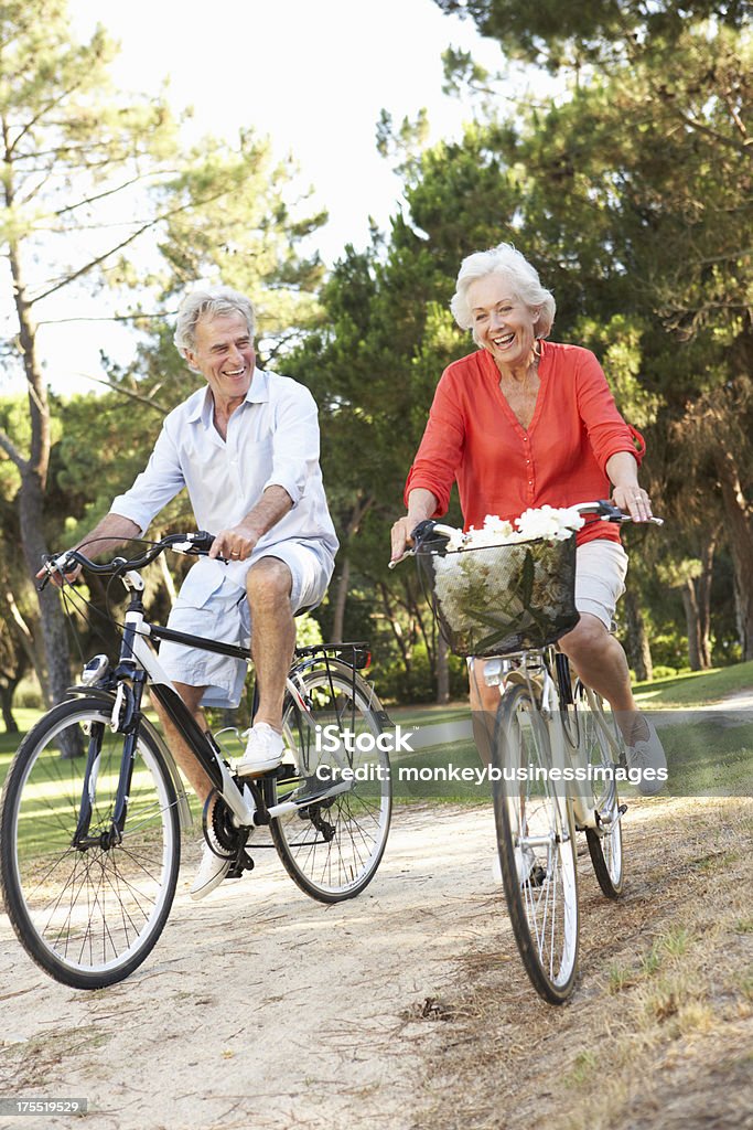 Senior par disfrutar de ciclo paseo - Foto de stock de Andar en bicicleta libre de derechos