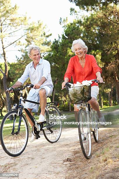 Senior Par Disfrutar De Ciclo Paseo Foto de stock y más banco de imágenes de Andar en bicicleta - Andar en bicicleta, Pareja mayor, Tercera edad