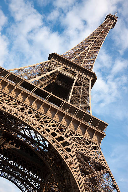 eiffelturm, paris, frankreich - clear sky low angle view eiffel tower paris france stock-fotos und bilder