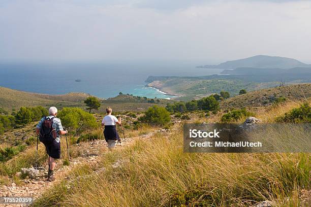 Foto de Sênior Homem E Mulher Caminhadas À Beiramar e mais fotos de stock de Maiorca - Maiorca, Longa Caminhada, Andar