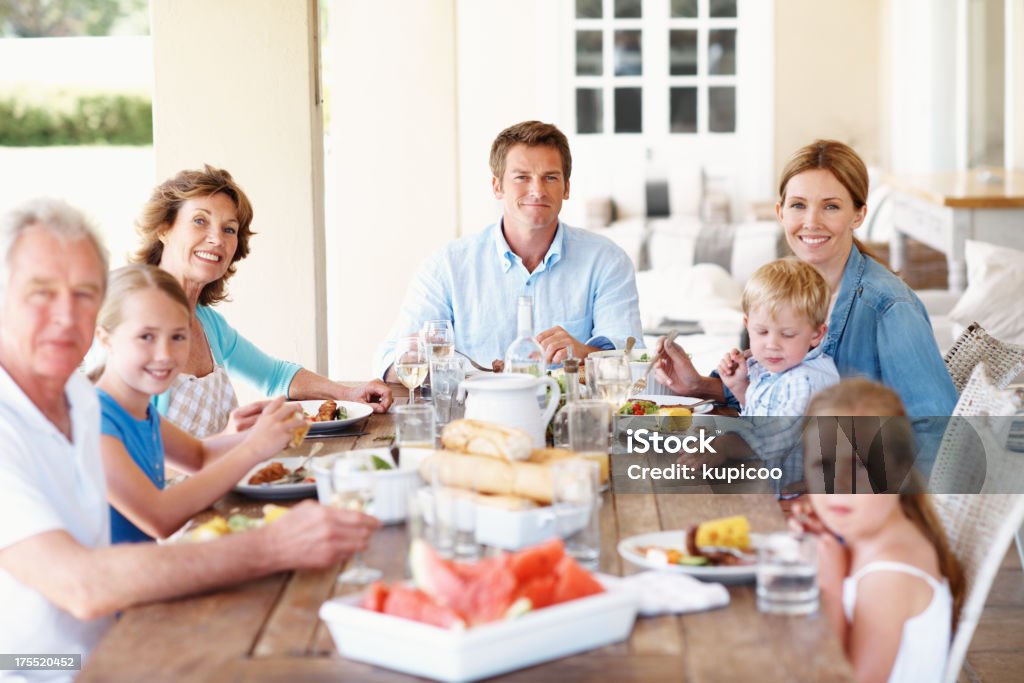 Семья mealtimes так важно - Стоковые фото Активный пенсионер роялти-фри