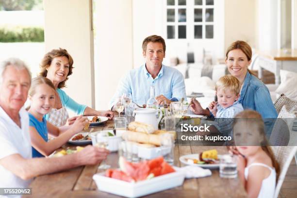 Семья Mealtimes Так Важно — стоковые фотографии и другие картинки Активный пенсионер - Активный пенсионер, Бабушка, Брат и сестра