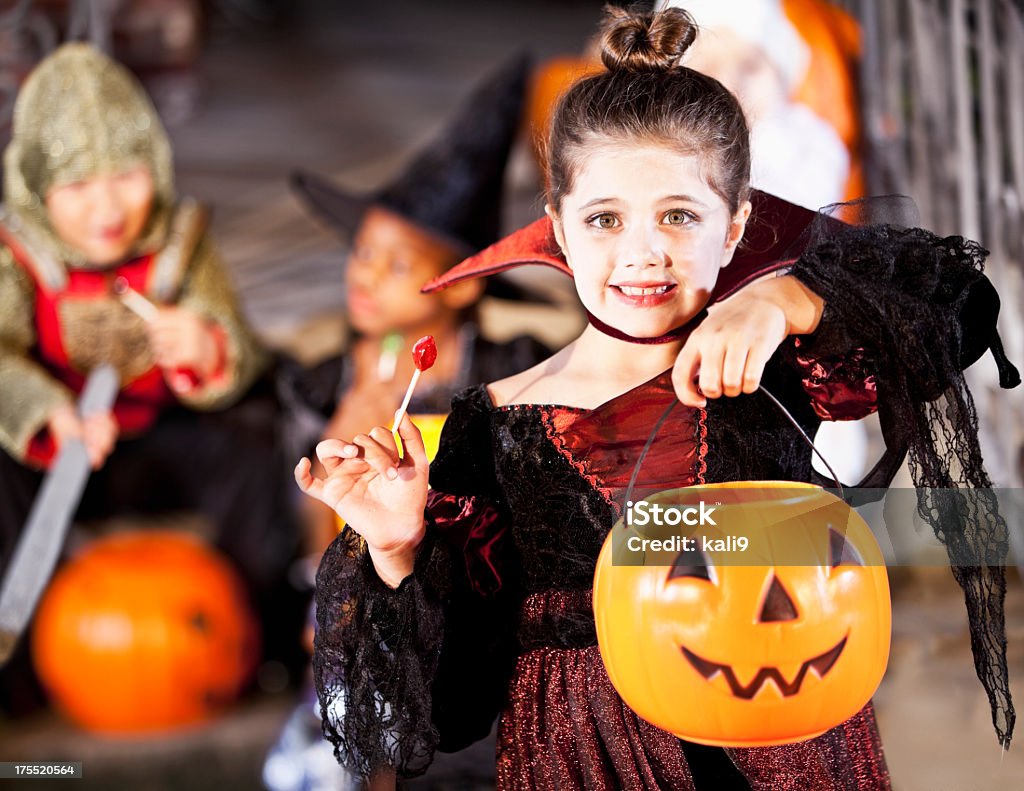 Bambina in costume di halloween - Foto stock royalty-free di Halloween