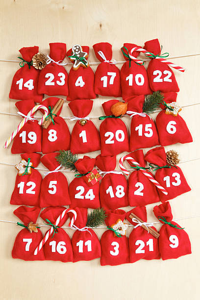 adventskalender mit kleinen taschen - strung stock-fotos und bilder