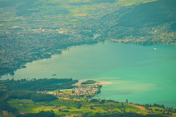 luftaufnahme der schweiz - switzerland green thun aerial view stock-fotos und bilder