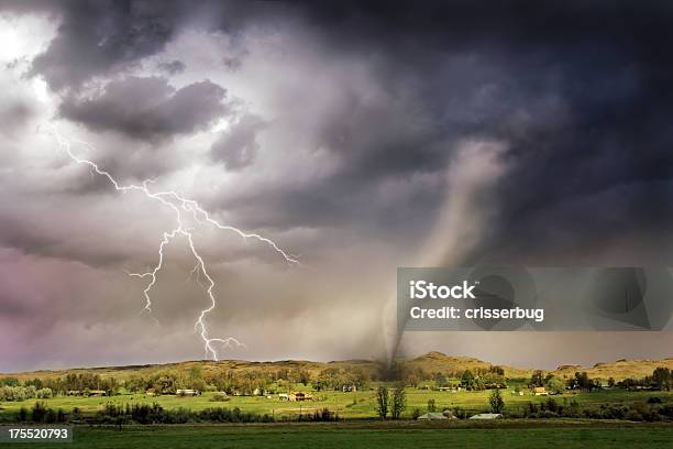 Tornado E Relâmpagos - Fotografias de stock e mais imagens de Tornado - Tornado, Condições meteorológicas extremas, Acidente Natural