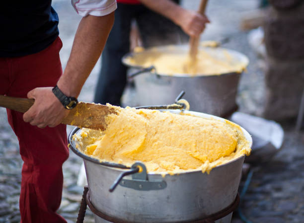 mieszanie polenta - polenta zdjęcia i obrazy z banku zdjęć