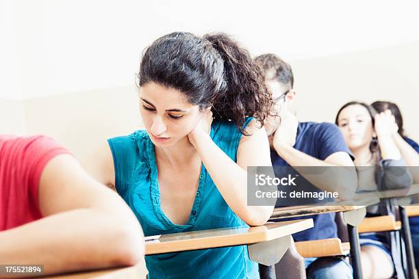 Foto de Alunos Em Sala De Aula e mais fotos de stock de Adolescente - Adolescente, Adolescência, Adulto